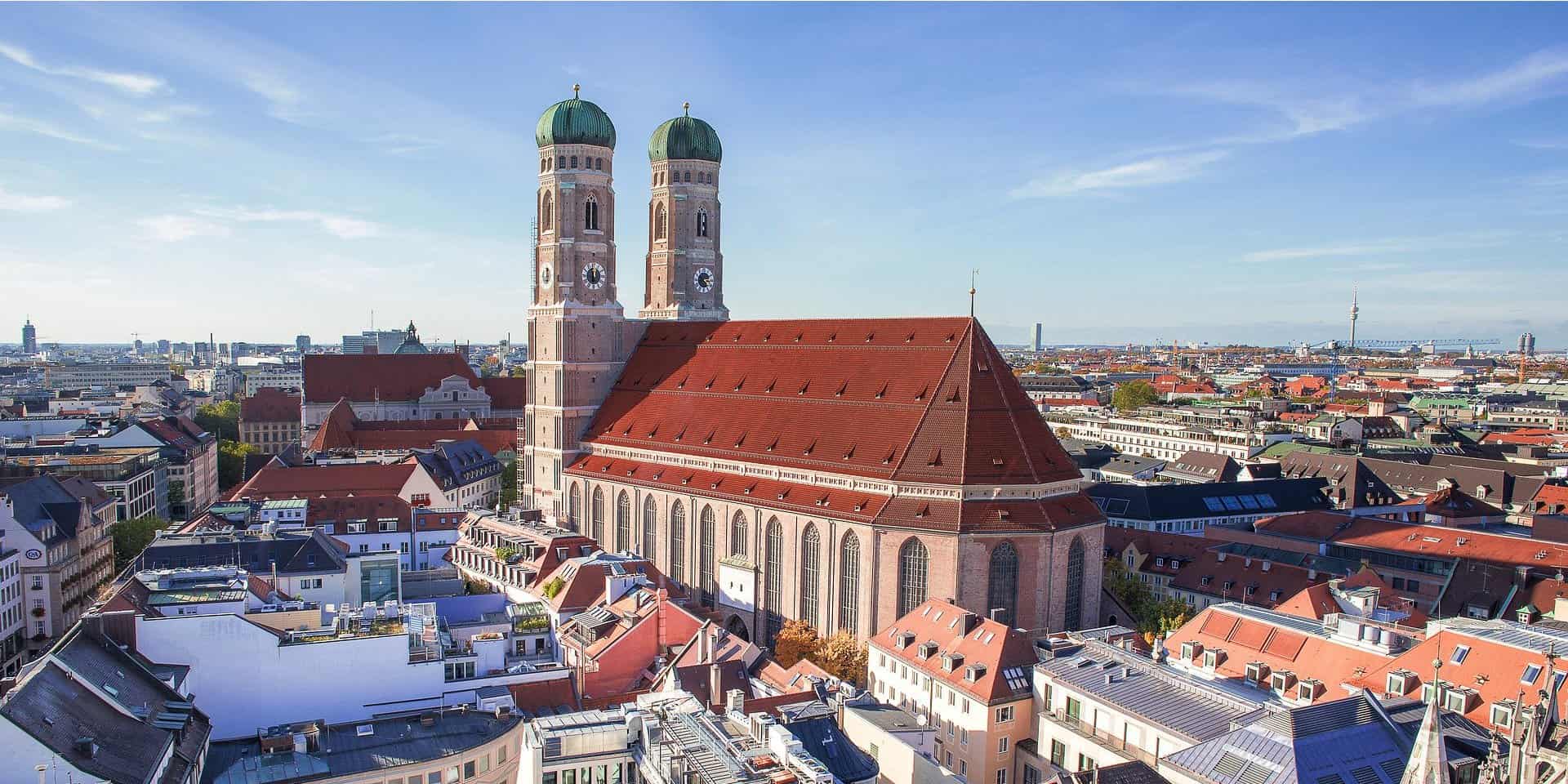 Hier geht´s zu unserem Angebot für München - Bild zeigt Frauenkirche - Limousinenservice Chauffeurservice München